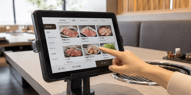 テーブルに設置されたPOS＋ TTOで注文するお客様