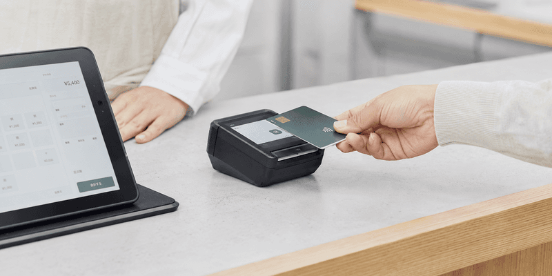 POS＋ Payと連携してタッチ決済を行う様子