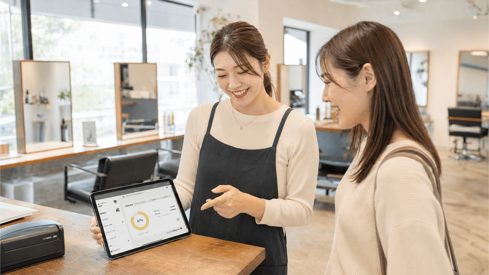 美容室でPOS＋ beautyを使用するスタッフ