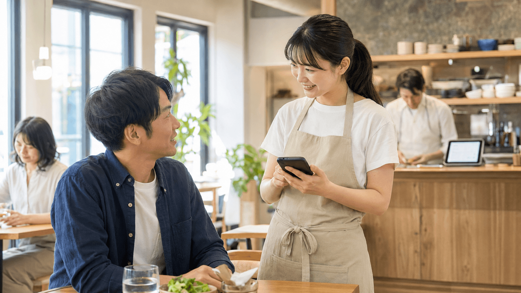 POS＋ foodを使って飲食店で注文を受けるスタッフ