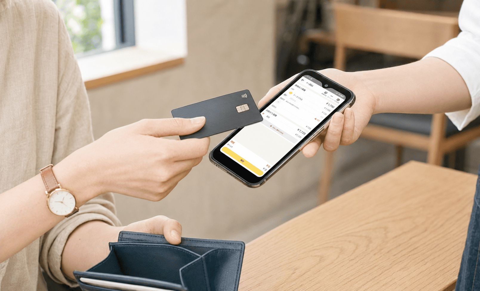 POS＋のスマホPOSでタッチ決済を行う様子