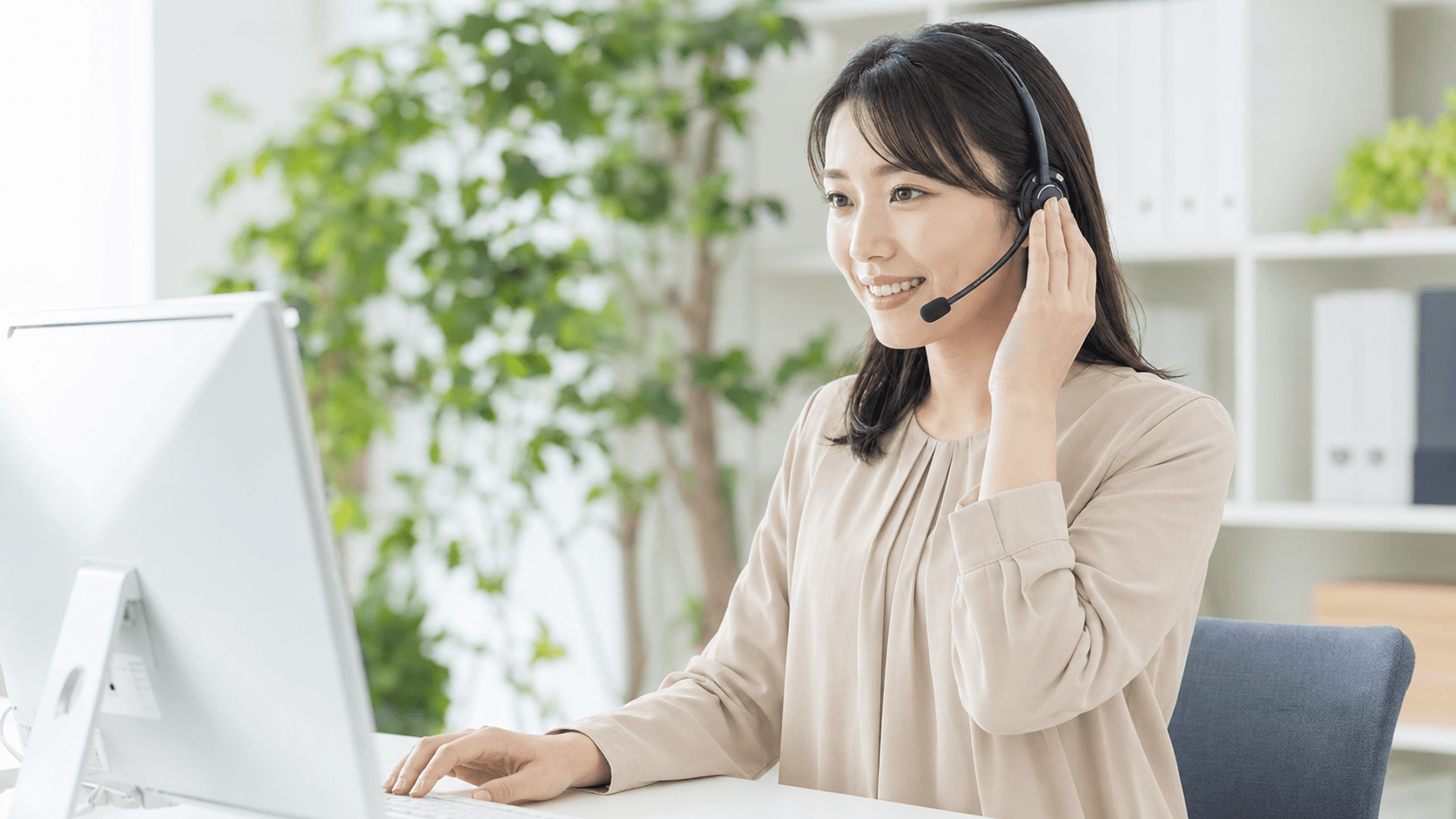 ヘッドセットを着けて電話サポートを行うスタッフのイメージ