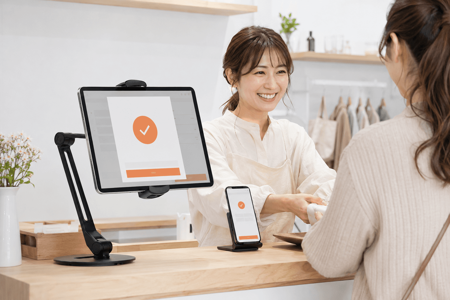 店舗カウンターでタブレット型POSレジを使っている様子